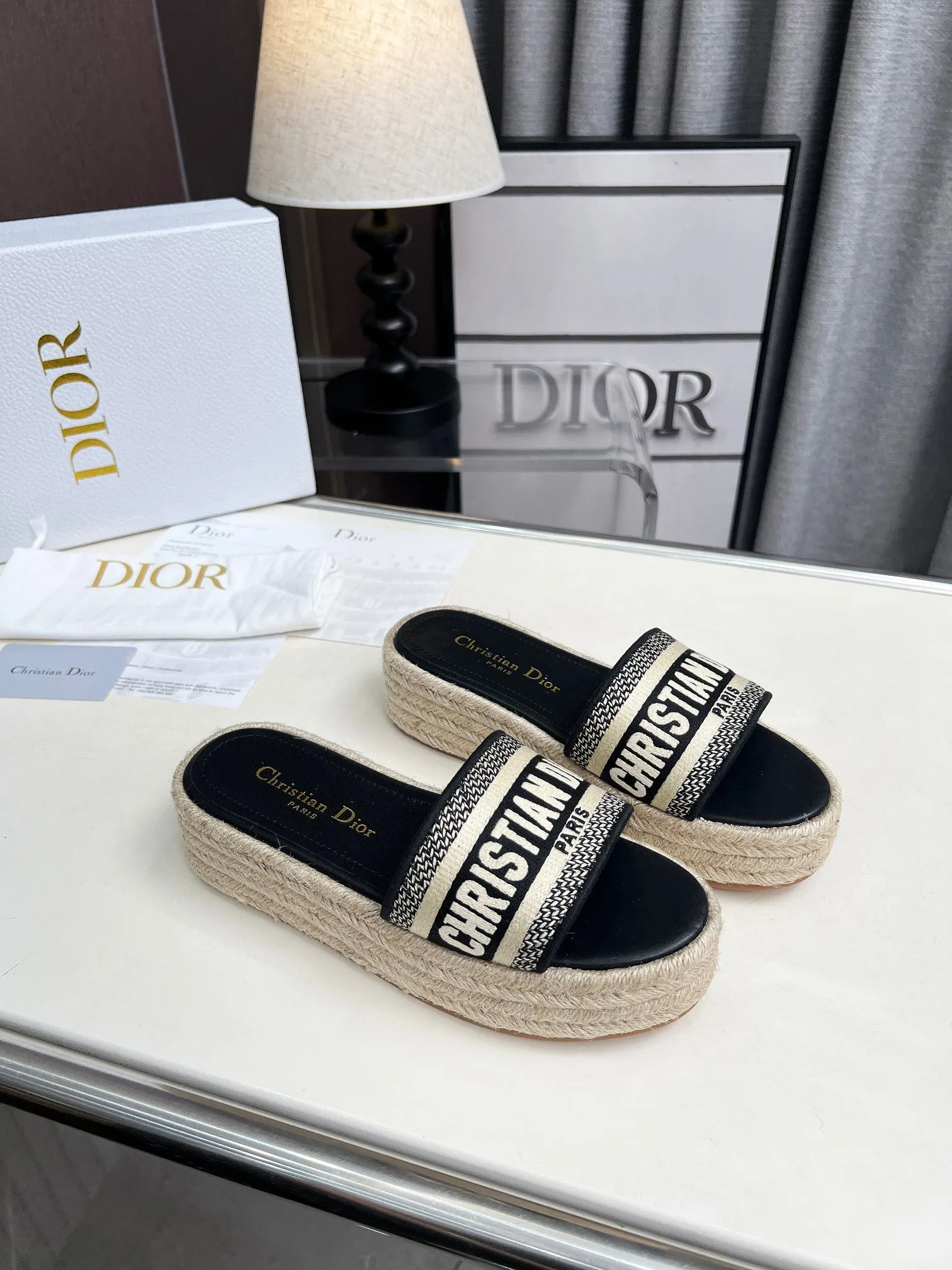 👟👟Ex-factory price 420👟👟 Dior's new spring and summer IVIETA DWAY jelly-colored flat-soled one-slip women's shoes with CD letter logo three-dimensional embroidery thick-soled round-toe open-toe slippers. The original version is developed to be the top version on the market. It feels soft and delicate on the feet and is extremely comfortable. Material: Upper imported raffia electric embroidery high-temperature water-soluble cotton technical fabric + water-dyed cowhide foot pad lining + original consistent combination outsole Outsole: original outsole Size: 35-42 (40.41.42 custom-made, non-refundable and non-exchangeable)